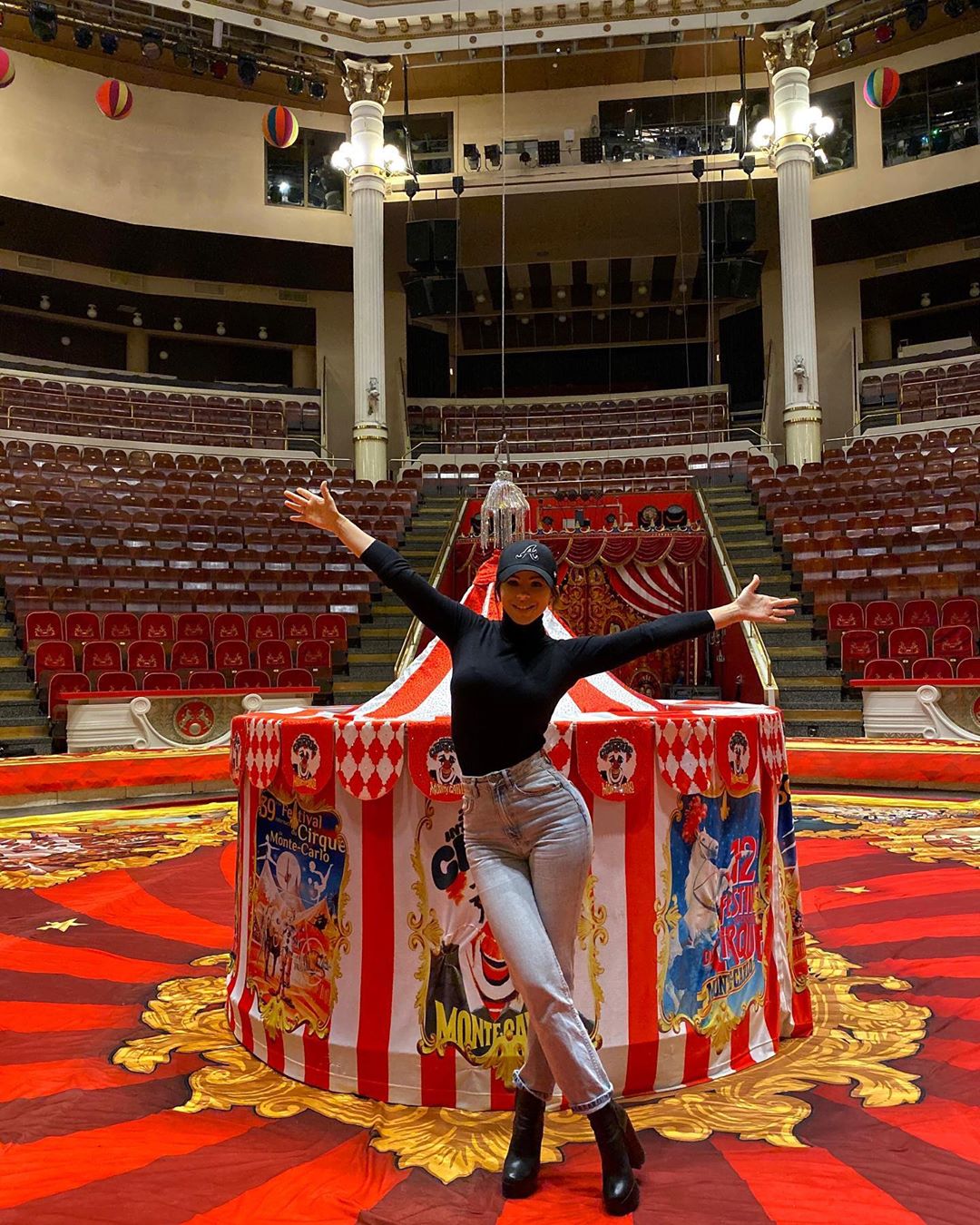 Свято дитинства: струнка Ані Лорак зводила донечку в цирк