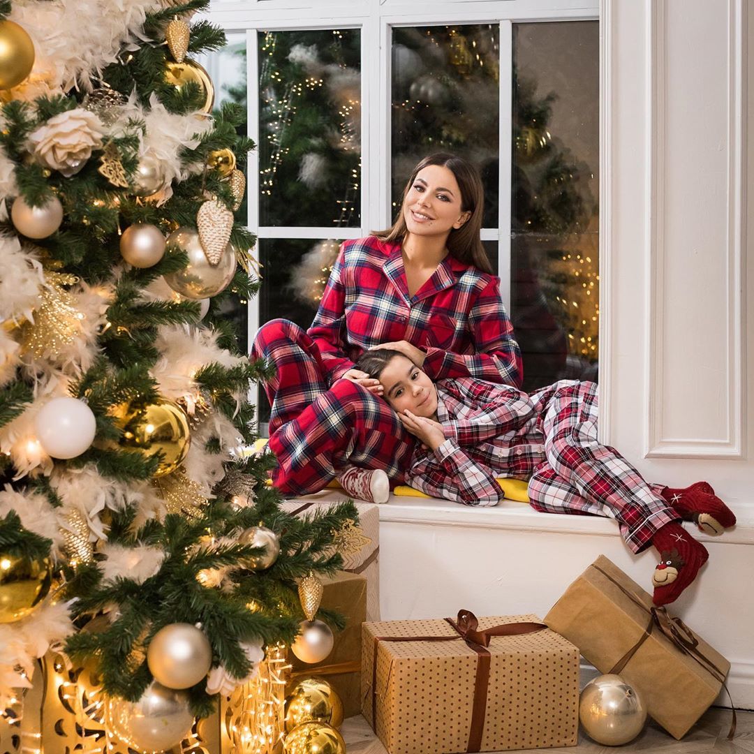 Как в сказке: Ани Лорак очаровала атмосферным праздничным фото с дочкой