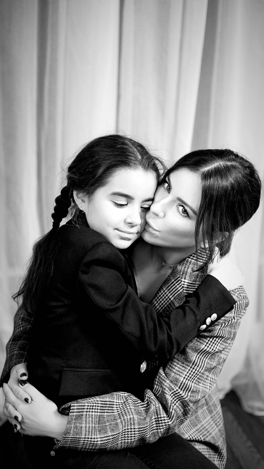 Подросшая дочь Ани Лорак пожелала всем никогда не болеть и скорого "завершения коронавируса"