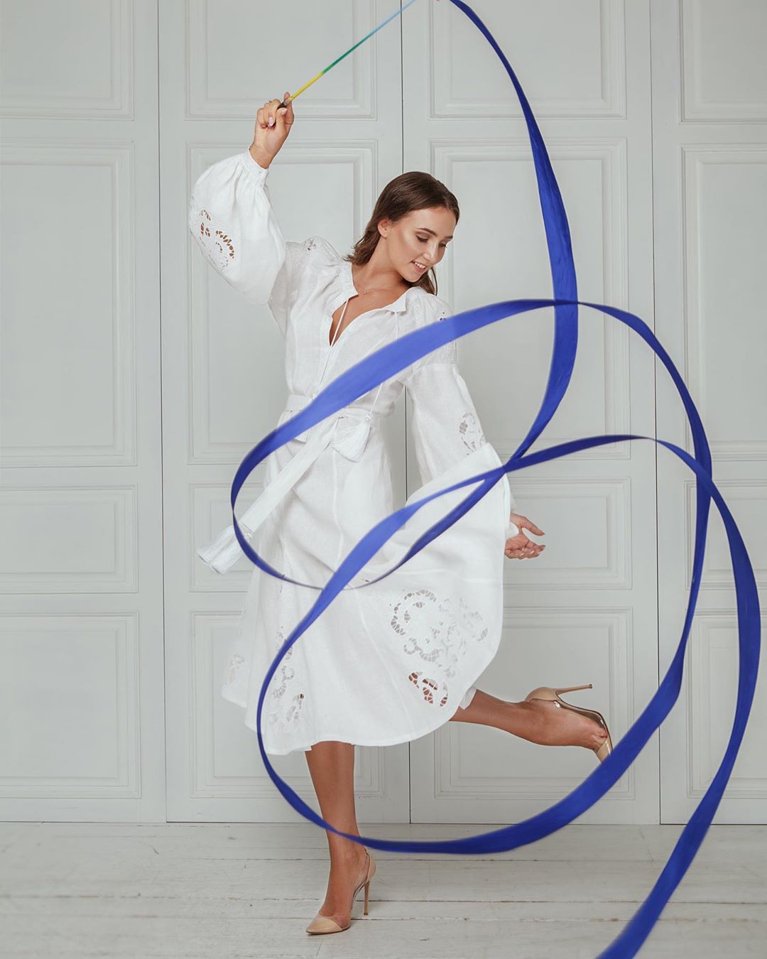 Истинная красота: Анна Ризатдинова восхитила точеной фигурой в роскошных платьях-вышиванках