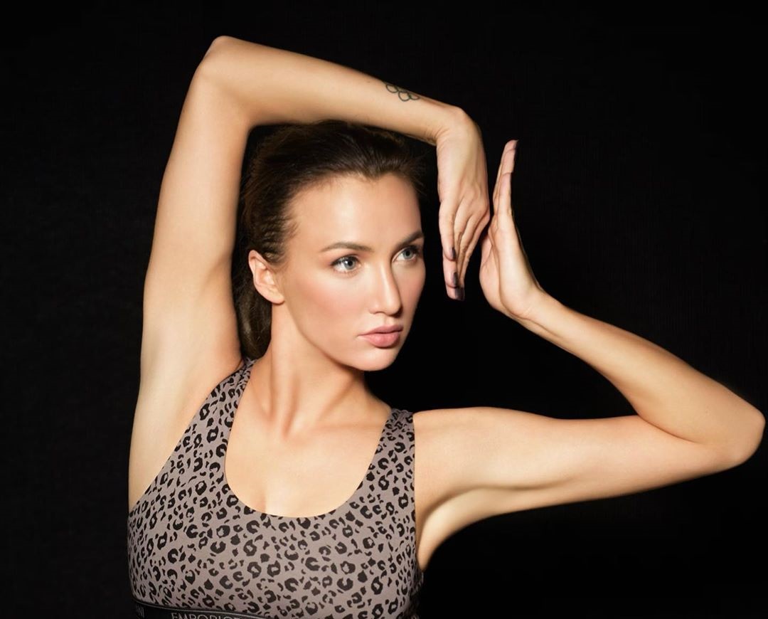 Анна Ризатдинова показала стальной пресс и поделилась личным лайфхаком