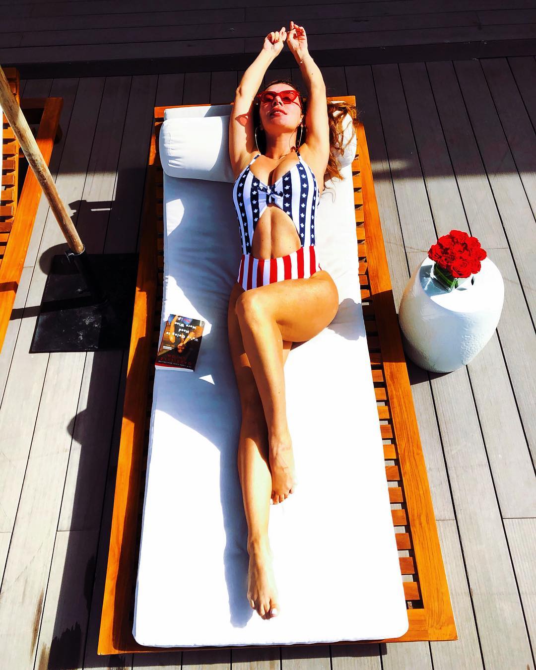 "Горячая штучка": Анна Седокова взбудоражила сеть формами в купальнике