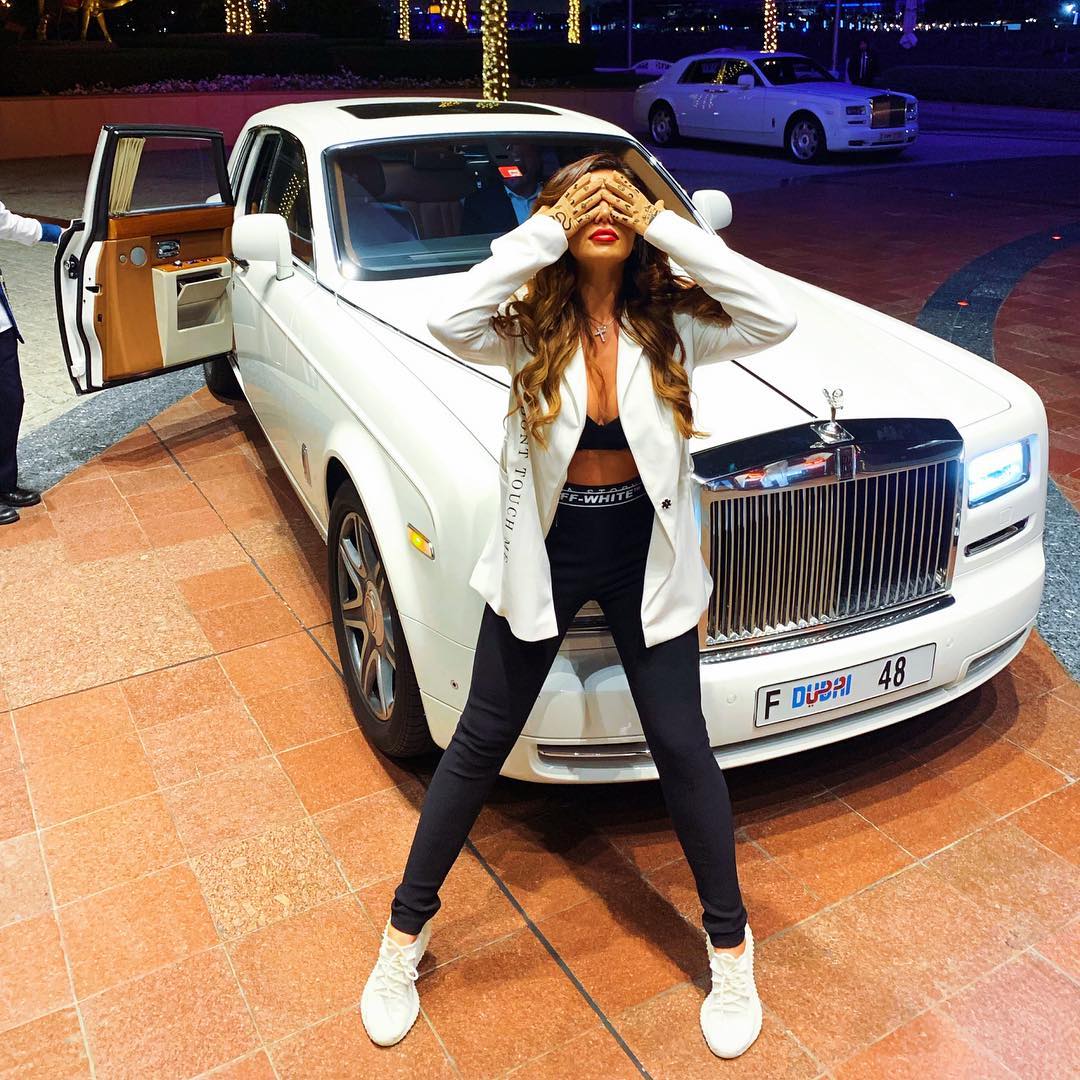 Грустненьких девочек не любят: Седокова в бюстгальтере задумалась о счастье