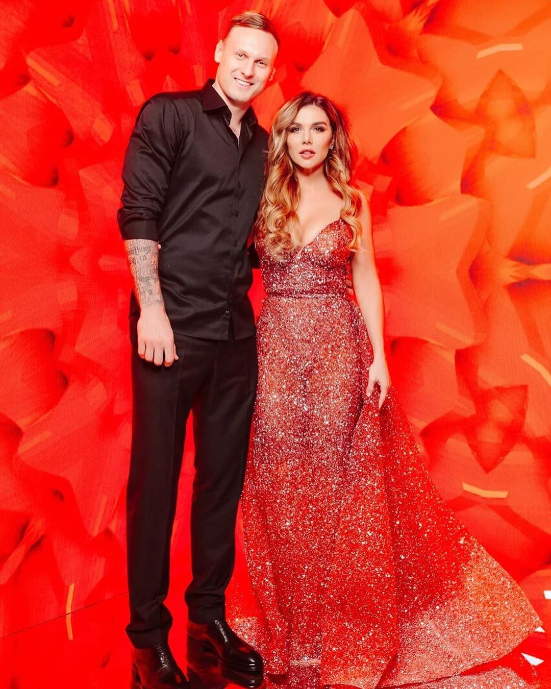 В роскошном платье и с молодым бойфрендом: Анна Седокова отпраздновала день рождения