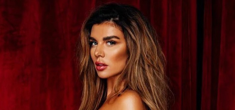 "Голая и счастливая": Седокова в портупее сделала заявление о своем возрасте