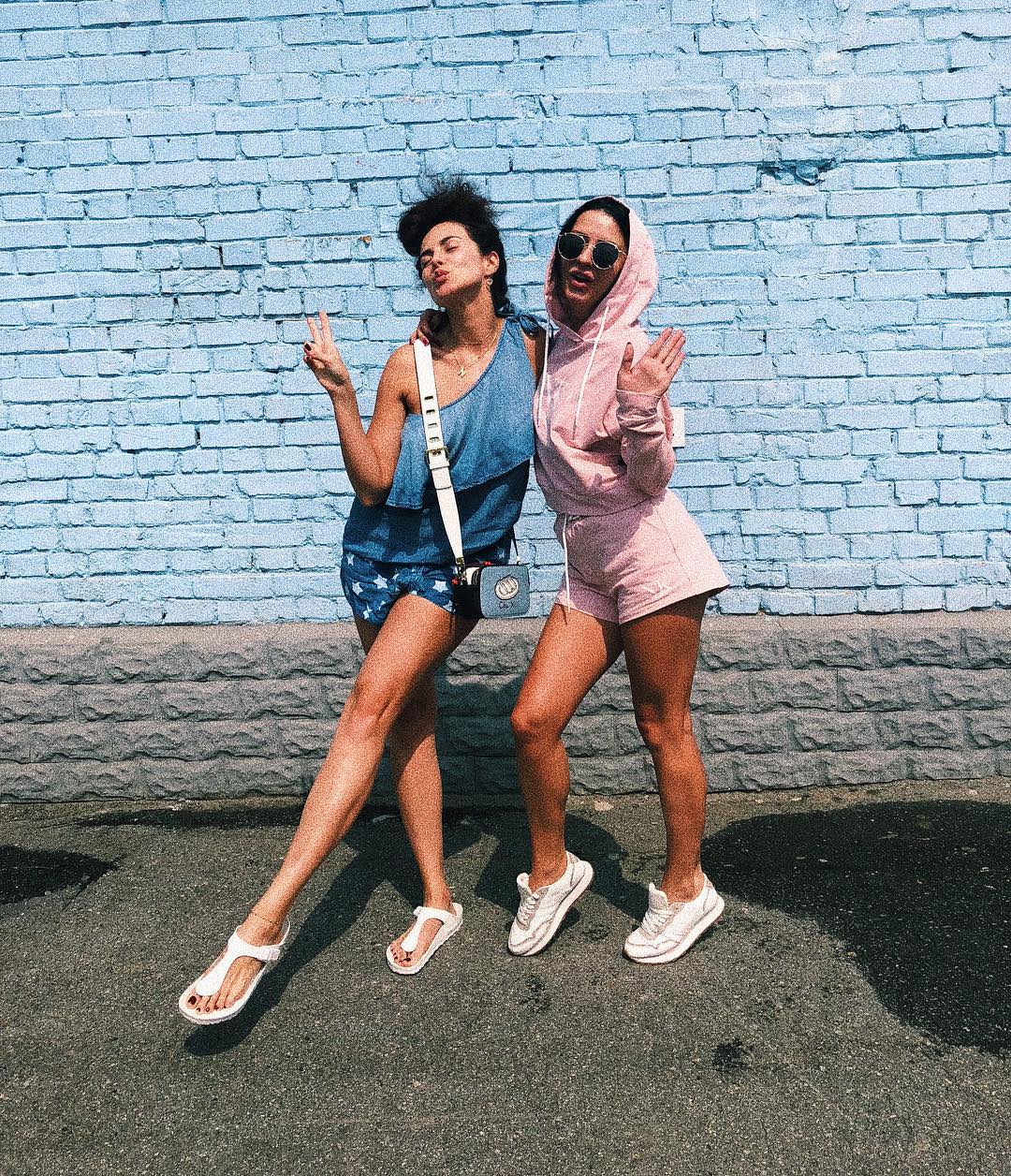 "Что Аня, что Настя": подруга Каменских взбудоражила сеть аппетитными формами в хищном бикини