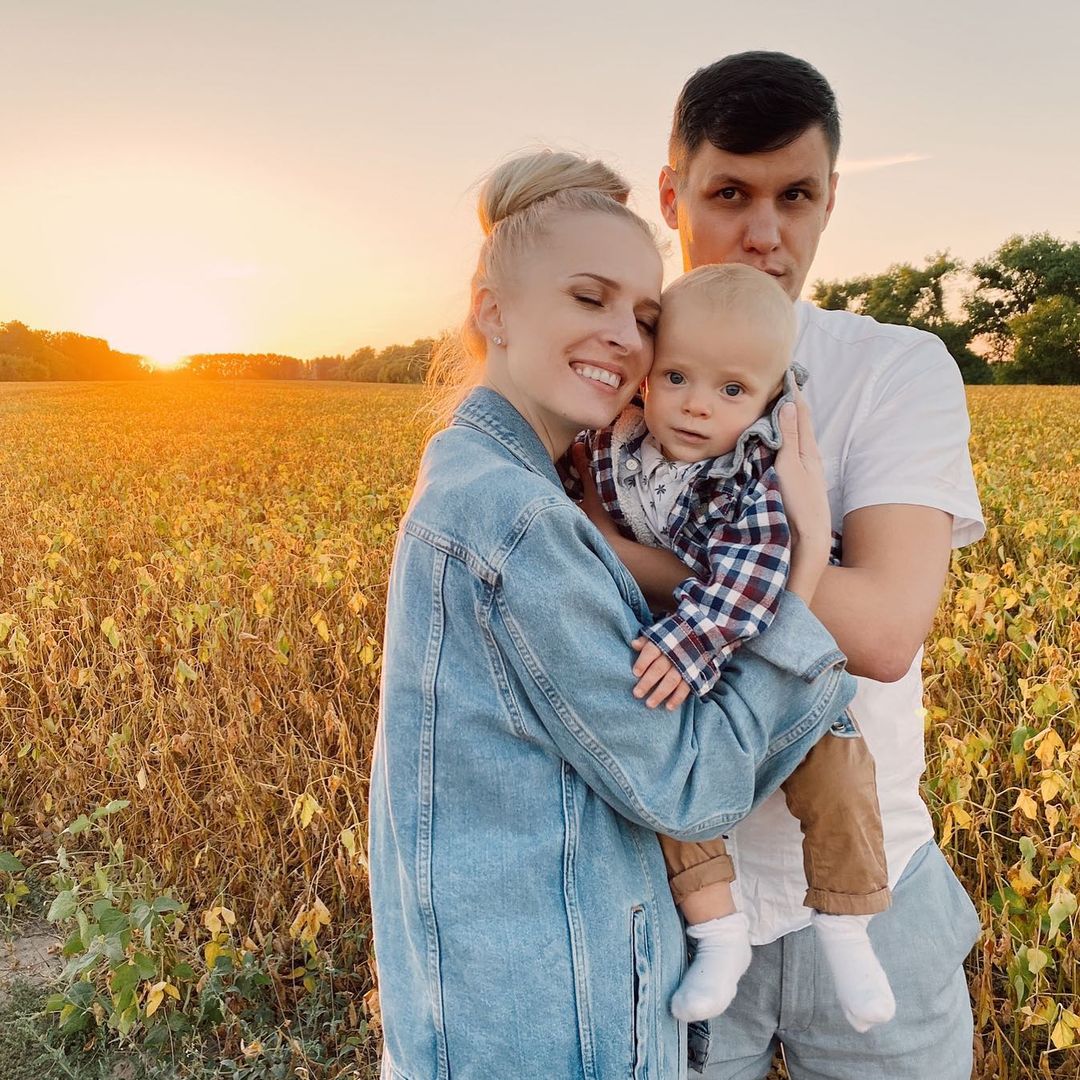 Домовтеся з чоловіком на березі, хто за що відповідає: топ зіркових правил щасливого материнства