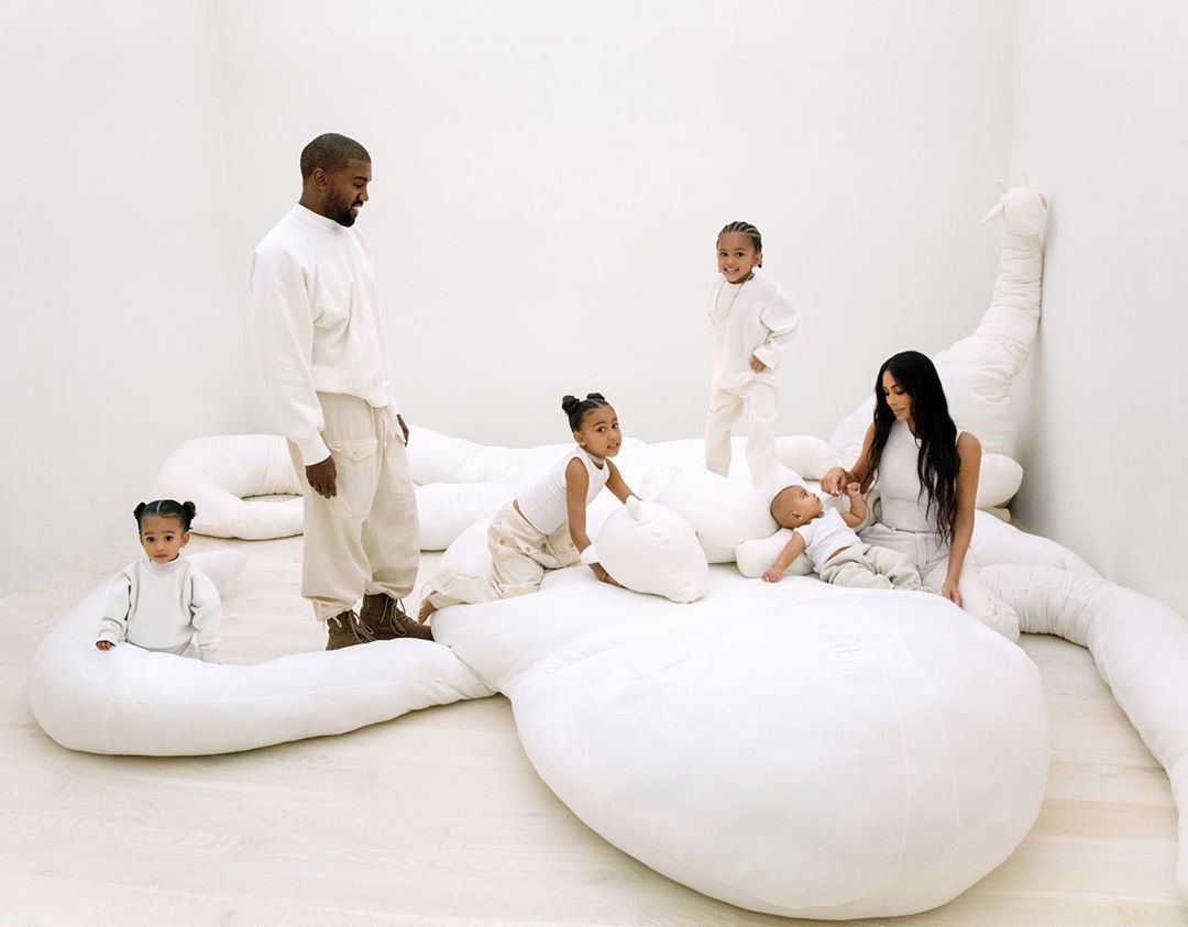 Мінімалізм і дивні скульптури: Кім Кардашян показала, як виглядає їх з Каньє Уестом будинок