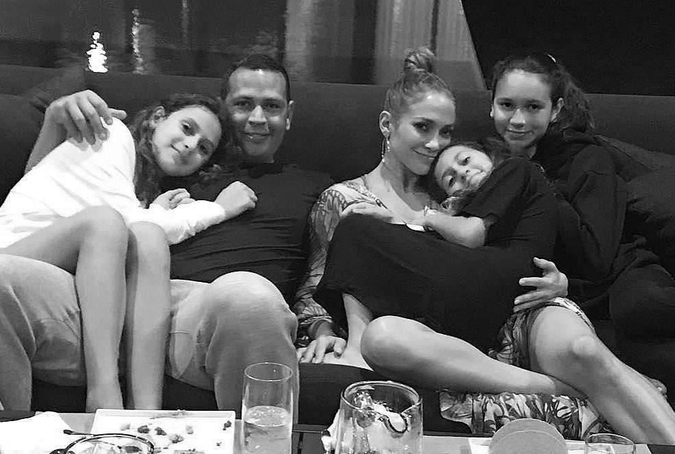 Идеальная семья: Дженнифер Лопес трогательно поздравила дочь Алекса Родригеса с днем рождения