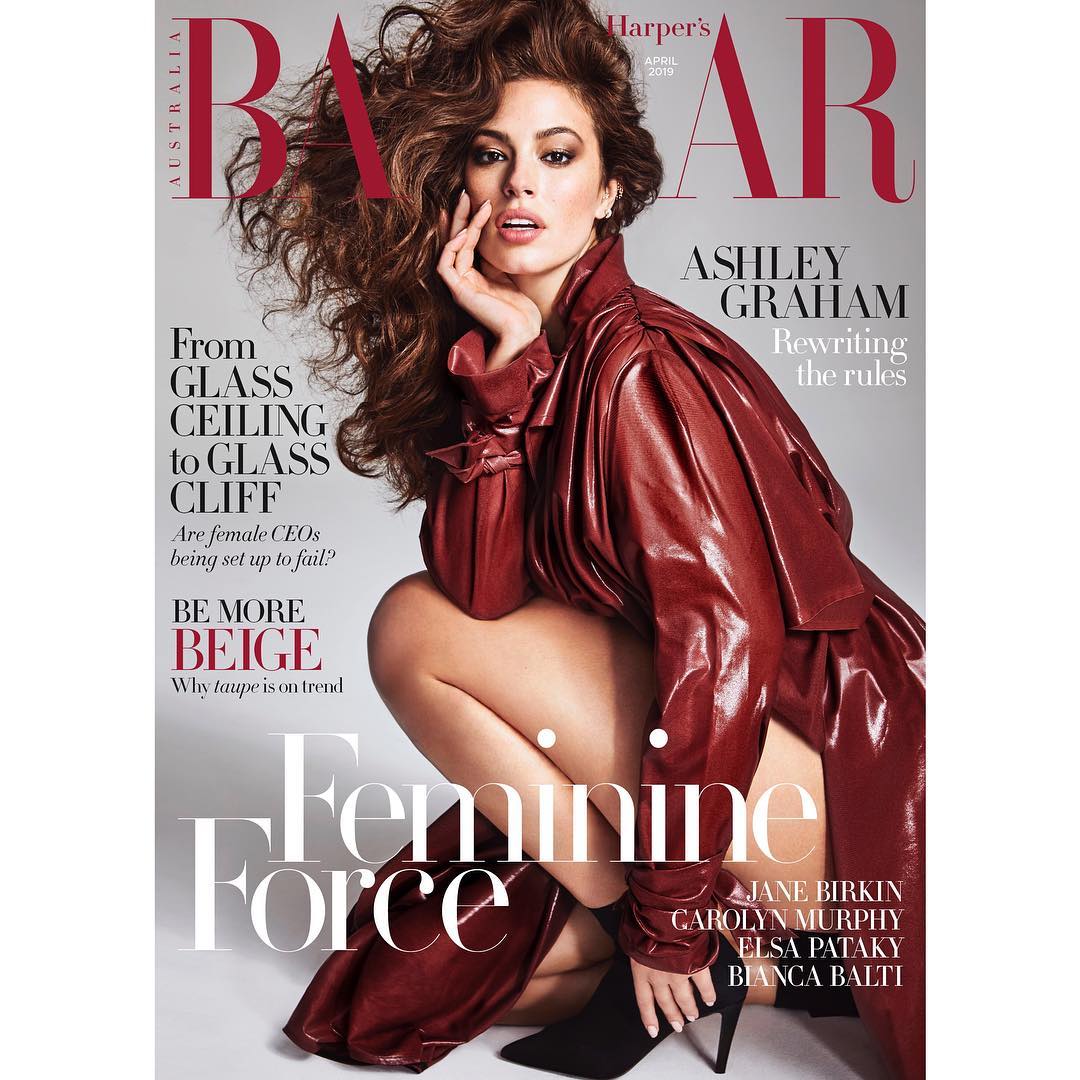 Полным составом: модель plus-size Эшли Грэм зажигает в рекламе купальников с младшей сестрой