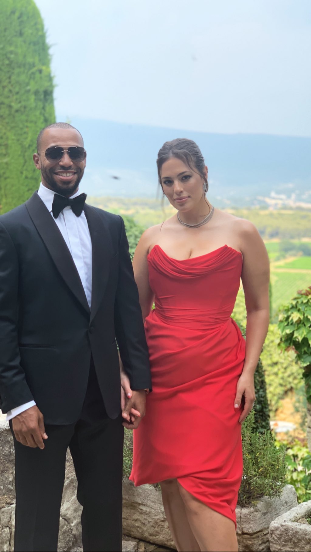 Червоний їй до лиця: пишнотіла модель Ешлі Грем блищить в розкішному червоному платті з декольте