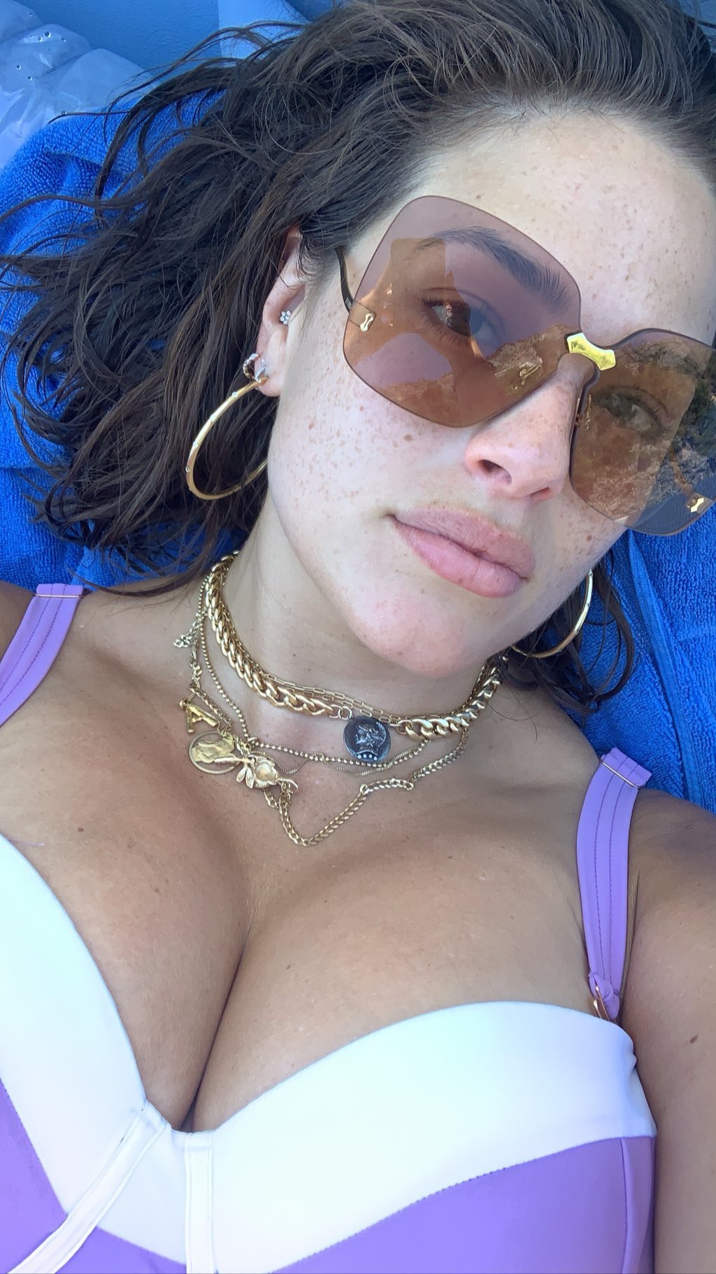 Пышнотелая Эшли Грэм засыпала сеть "горячими" фото с отдыха в Италии