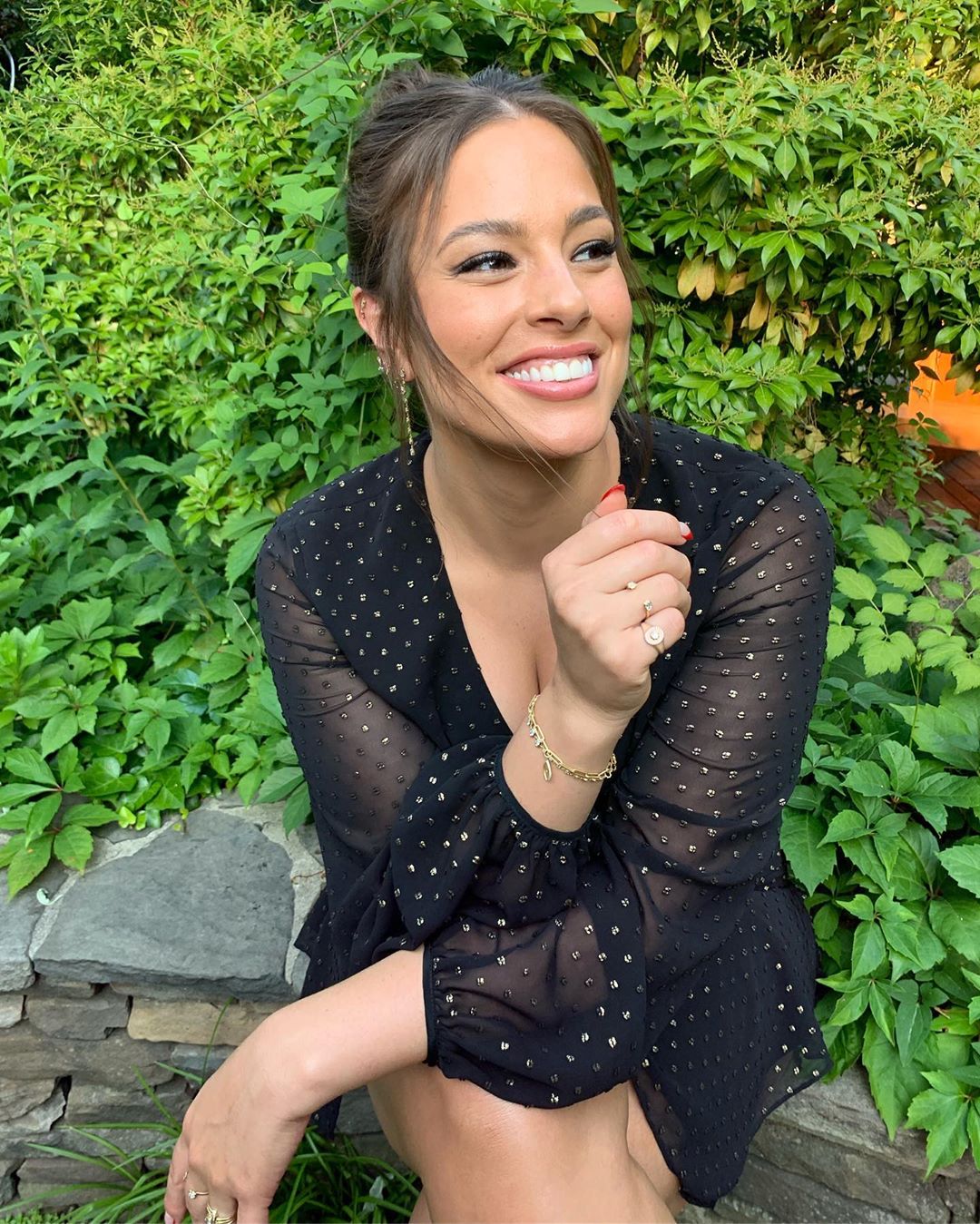 С декольте и голыми ногами: модель plus-size Эшли Грэм подчеркнула формы эффектным мини