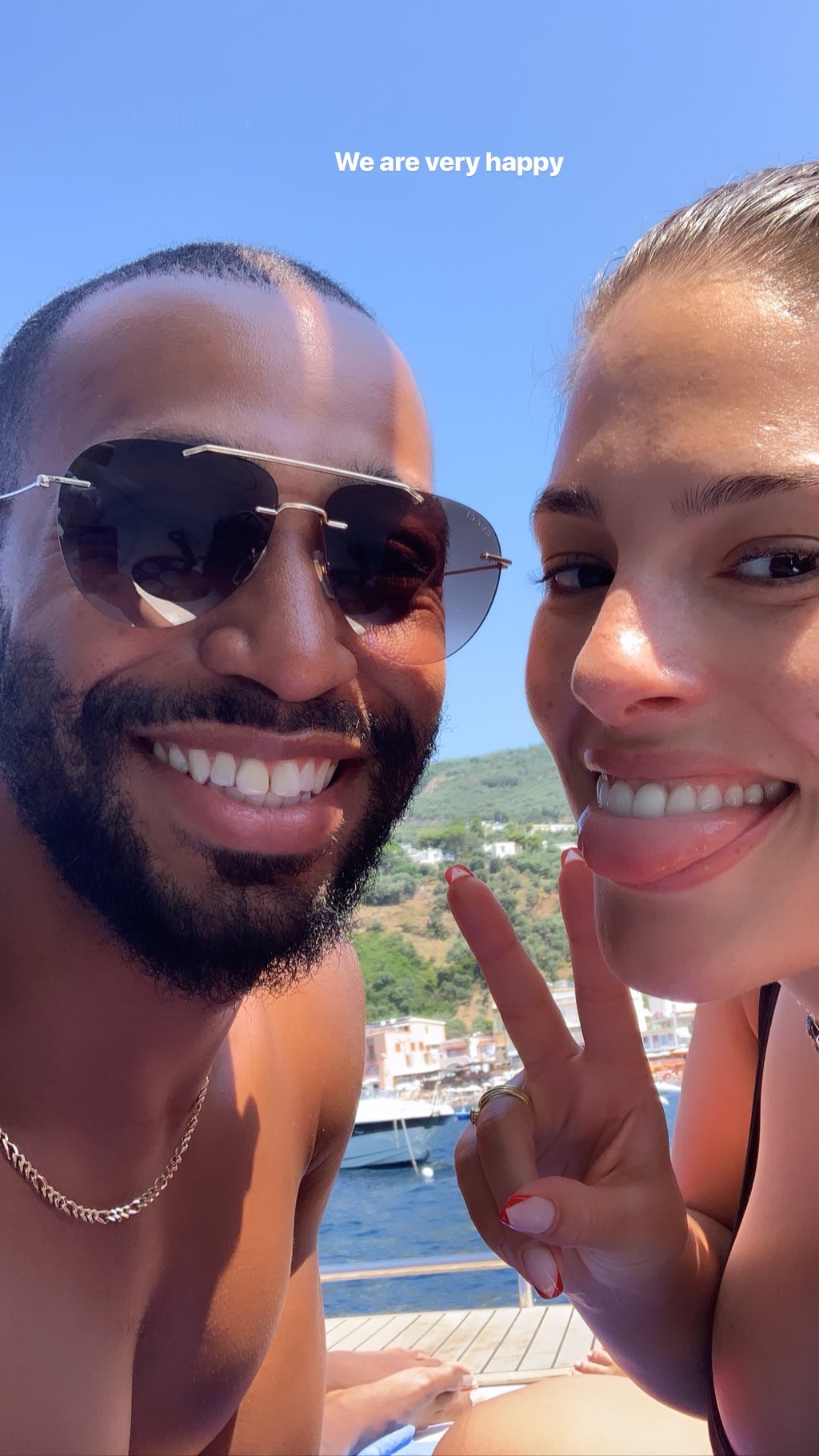 Сладкая парочка: Эшли Грэм демонстрирует пышные формы и пылкие чувства к мужу