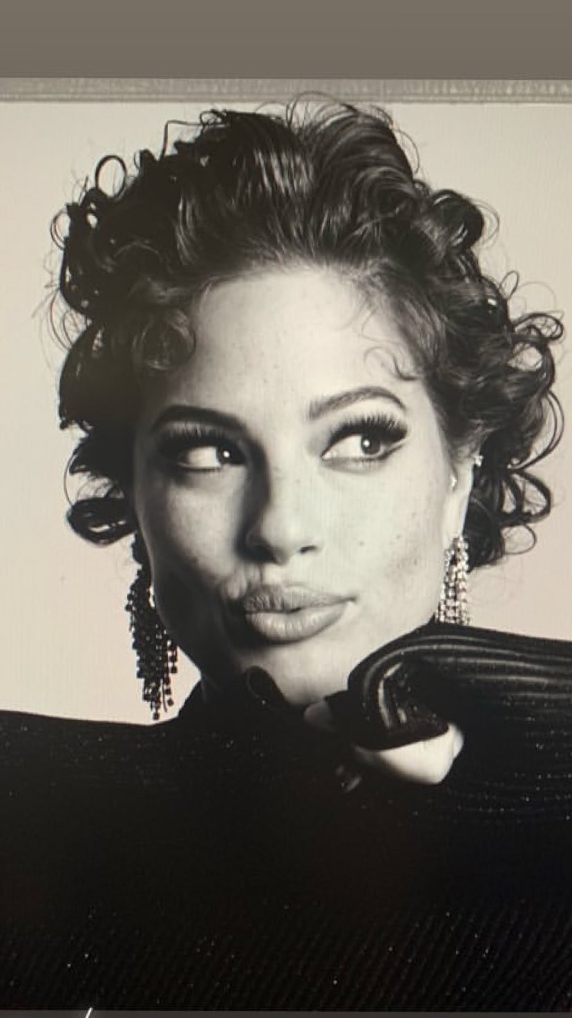 Вагітна Ешлі Грем засвітила розкішні форми в пікантному вбранні