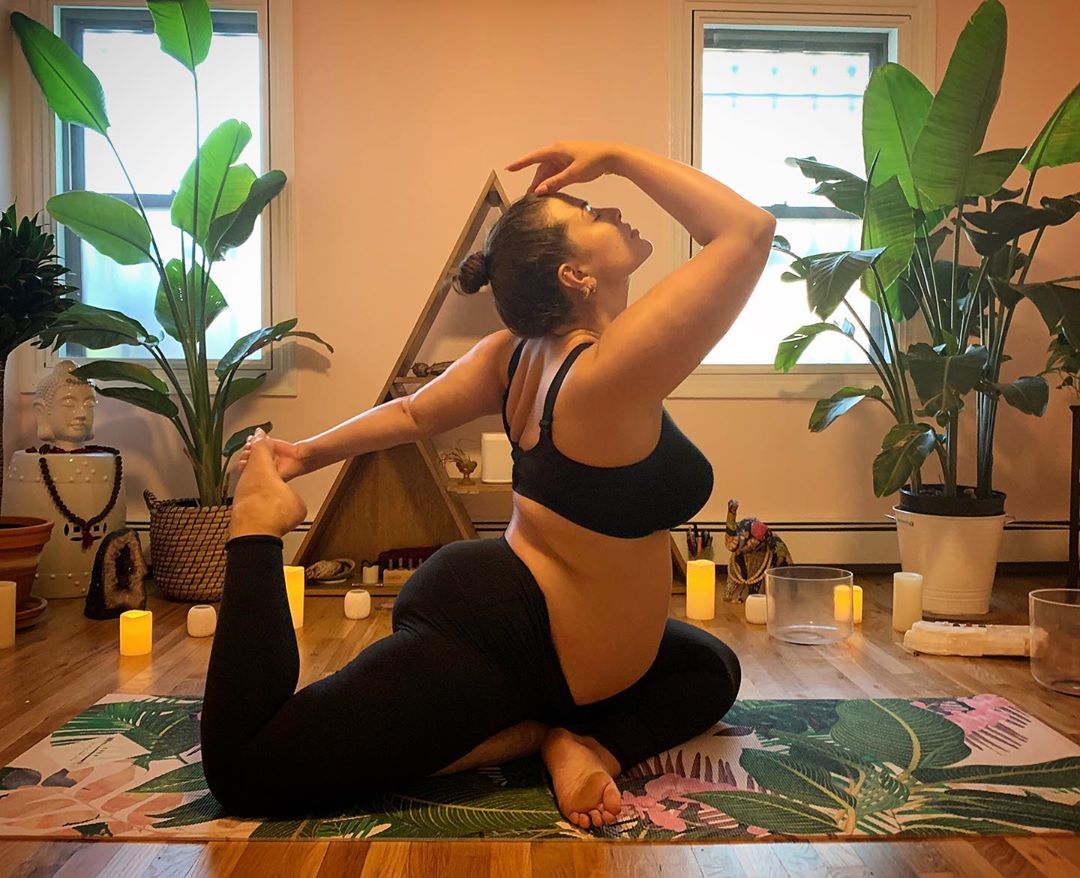 До сьомого поту: вагітна Ешлі Грем у відвертому вбранні показала, як працює над фігурою