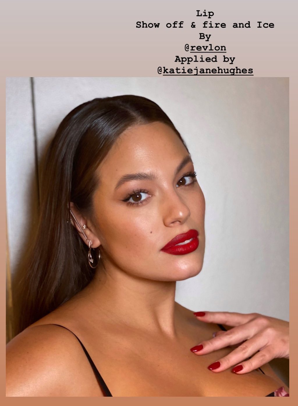 Супермама: вагітна Ешлі Грем влаштувала запальні танці в відвертій сукні