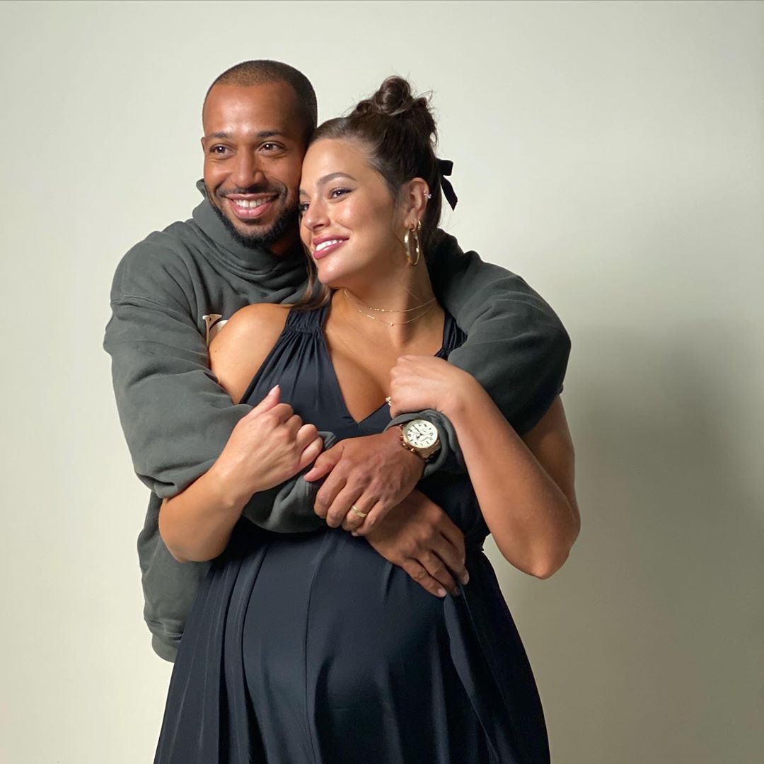 Беременная богиня: Эшли Грэм в роскошном золотистом платье блистает на обложке американского Vogue