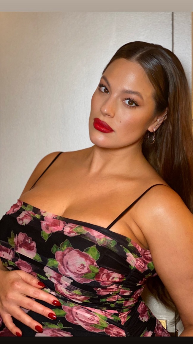 Супермама: вагітна Ешлі Грем влаштувала запальні танці в відвертій сукні