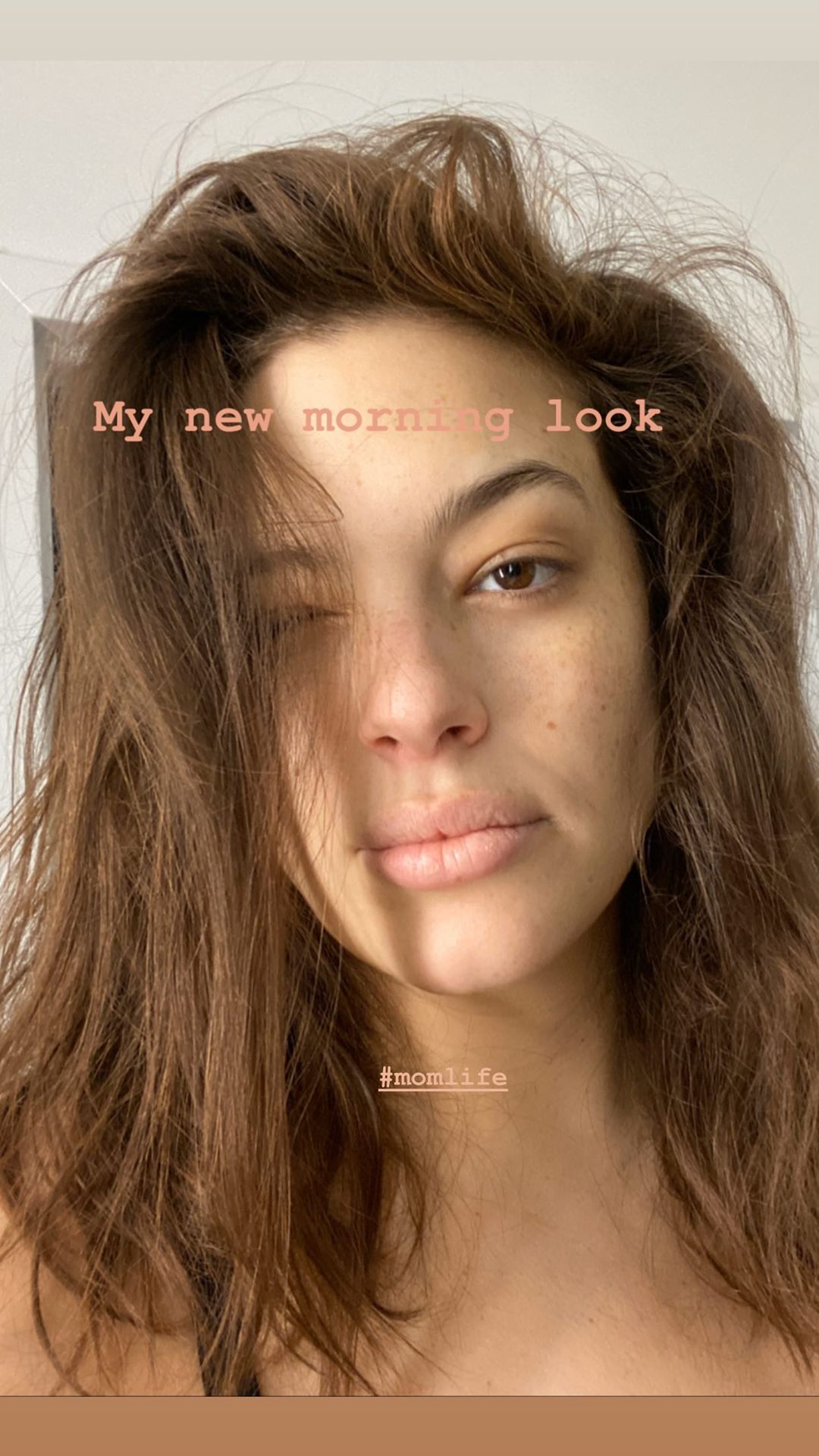 Тоді і зараз: Ешлі Грем показала "правдиве" селфі молодої мами