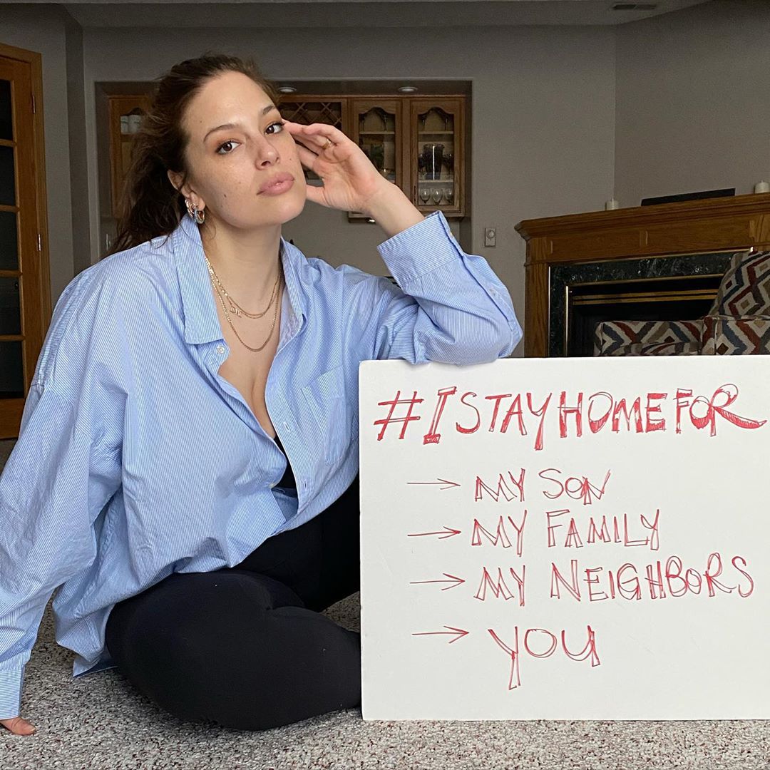 Вечірній макіяж на кухню: Ешлі Грем вчить, як залишатися красивими навіть під час самоізоляції