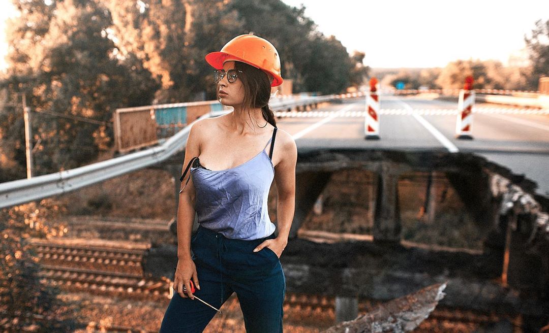 Модель, которая разделась на мосту в Днепре, назвала свою настоящую профессию (видео)