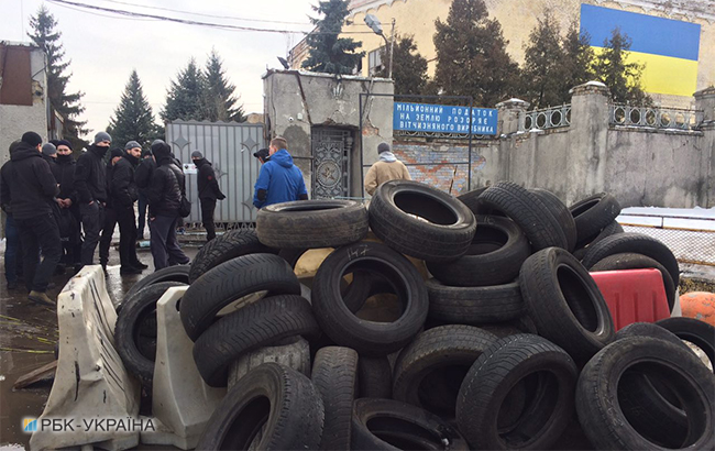 На базе "Азова" завершились обыски и начали разбирать баррикады