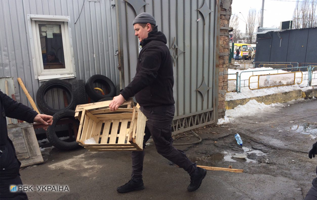 На базе "Азова" завершились обыски и начали разбирать баррикады