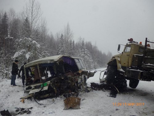 В России столкнулись рейсовый автобус и грузовик, 1 человек погиб, 37 пострадали