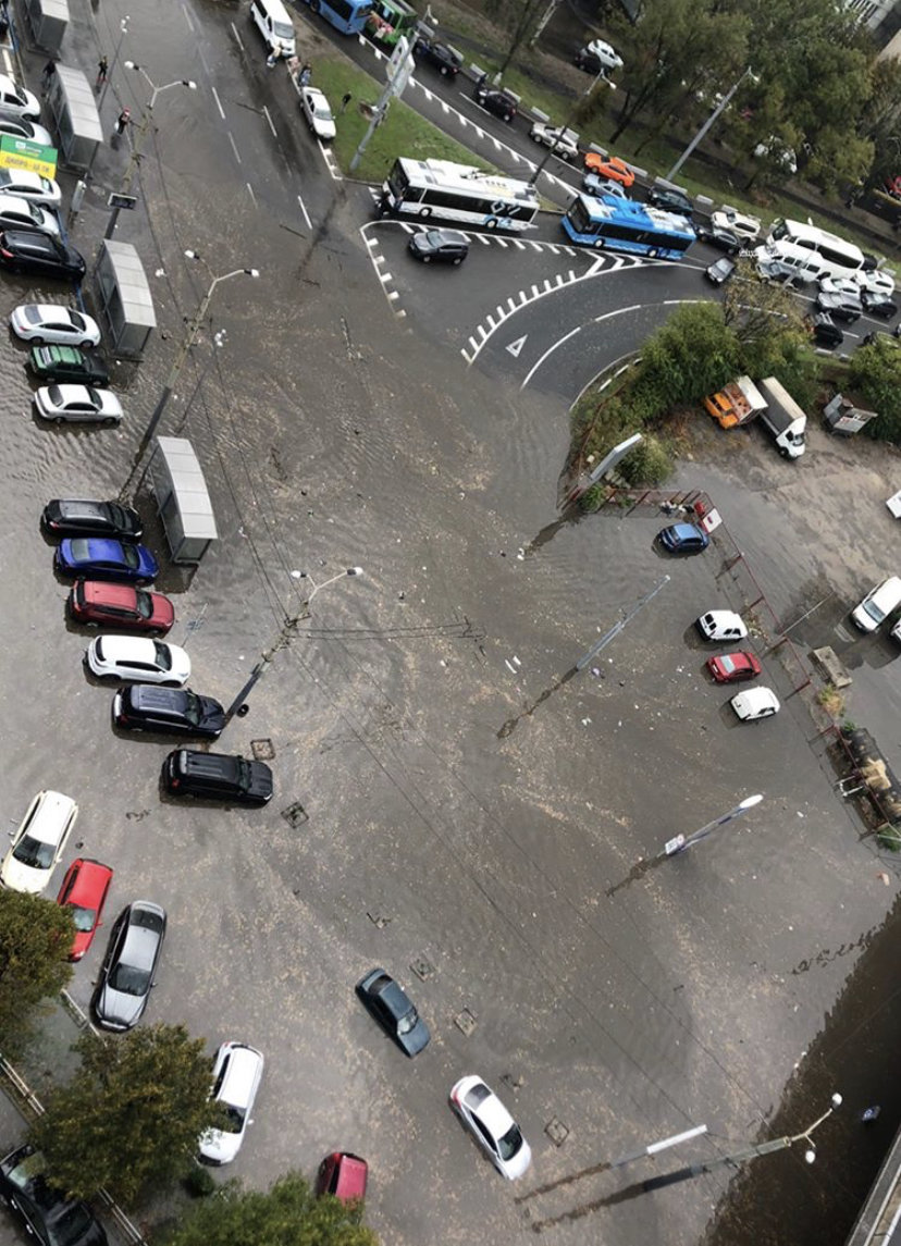 Дніпро за півгодини перетворилося на Венецію: у місті пройшла потужна злива