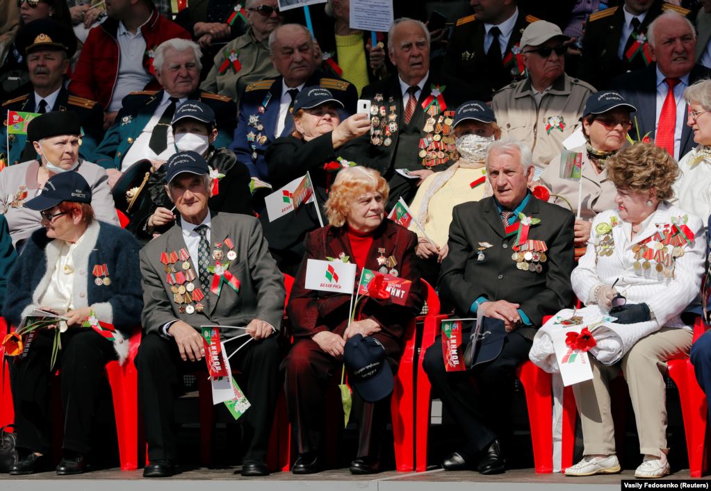 Тисячі людей без масок і дотримання дистанції: як пройшов парад у Мінську