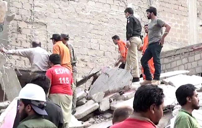 В Пакистане обрушился жилой дом, есть погибшие