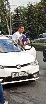 У Запоріжжі молодики по-звірячому побили пенсіонерів на дорозі