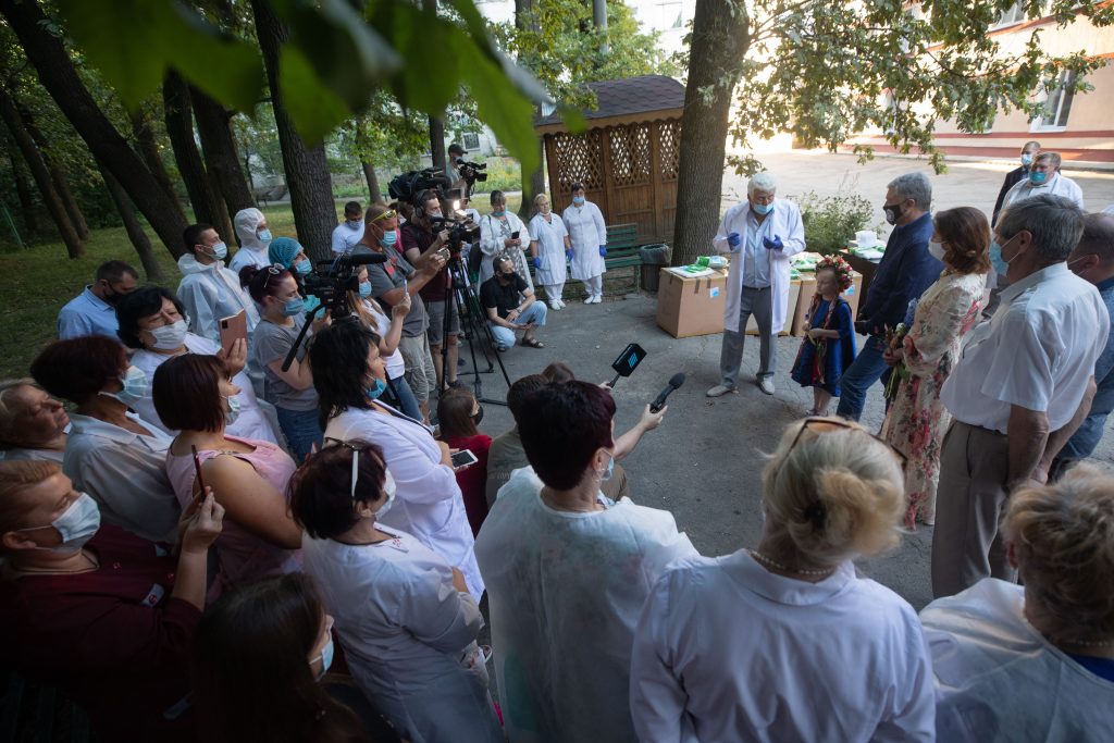 Фонд Порошенко передал Винницкой районной больнице защитные костюмы
