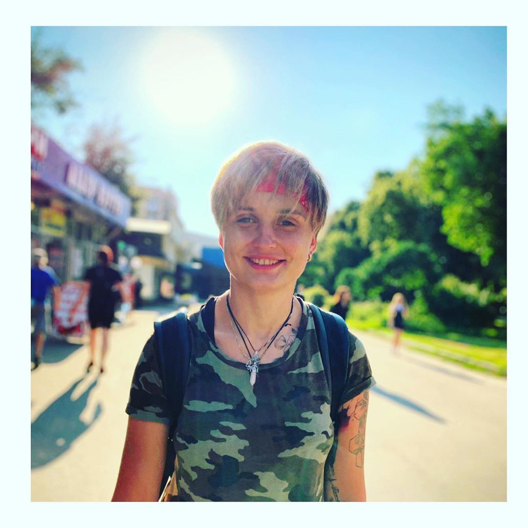 Звезда украинского ТВ-шоу пьяной упала в лужу: парни доливали водку в сок