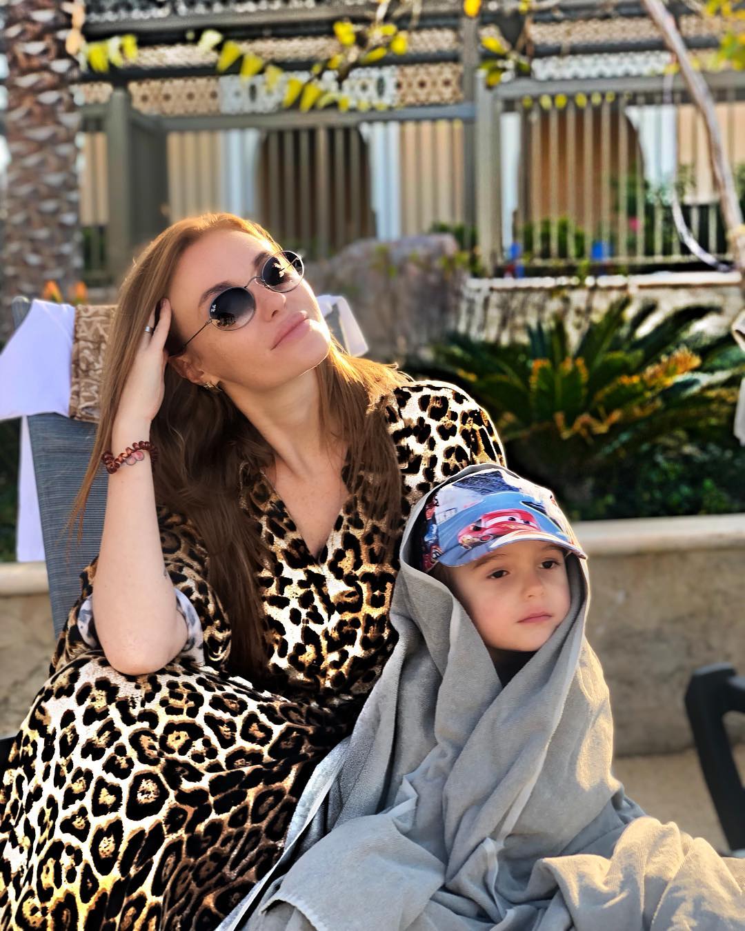 Яркие и красивые: Слава Каминская восхитила фанов семейными фото с отдыха