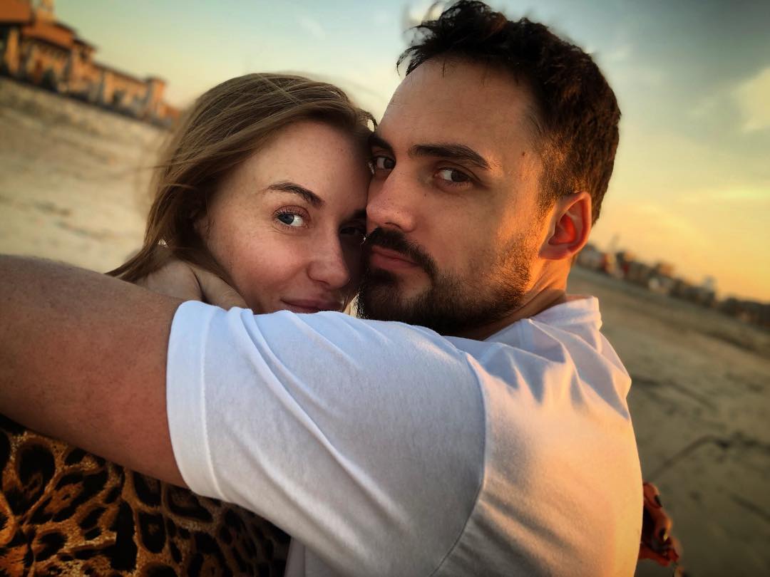 Яркие и красивые: Слава Каминская восхитила фанов семейными фото с отдыха