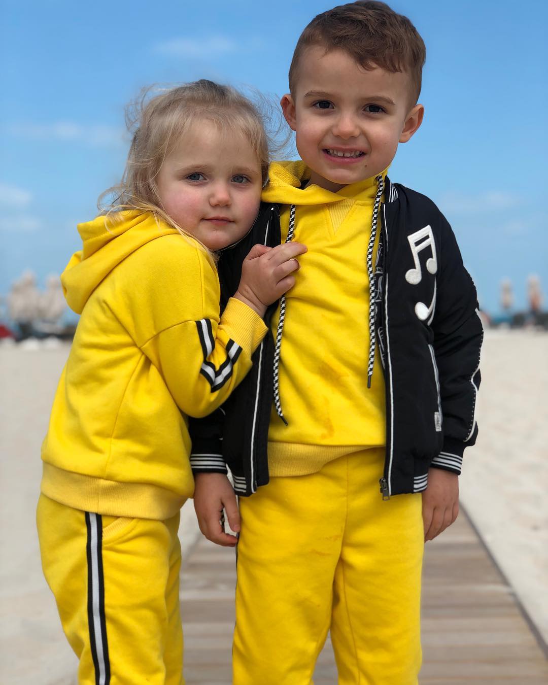 Яркие и красивые: Слава Каминская восхитила фанов семейными фото с отдыха