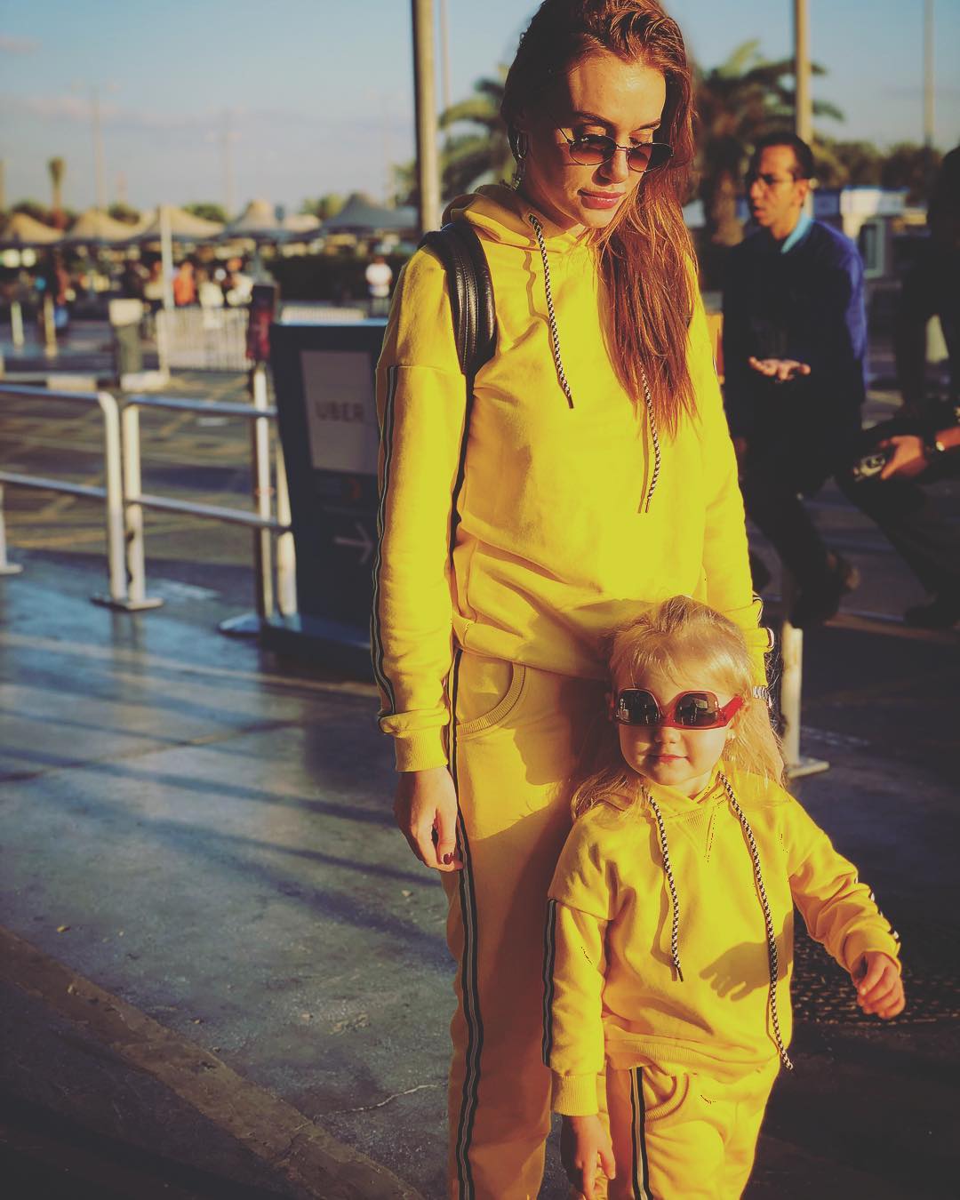 Яркие и красивые: Слава Каминская восхитила фанов семейными фото с отдыха