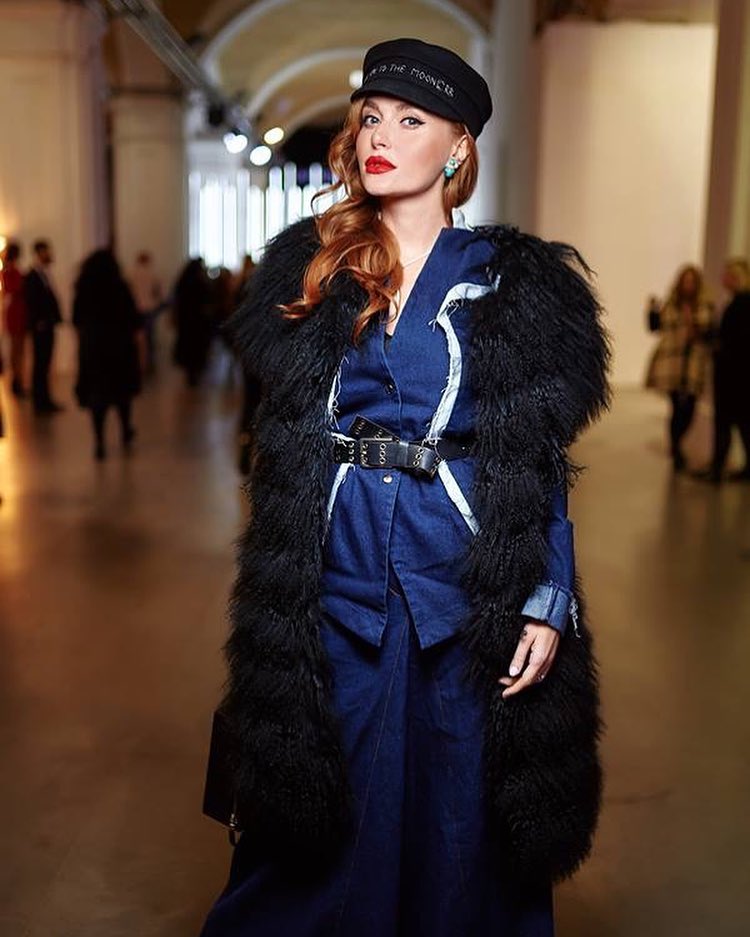 Кашкет і хутряна жилетка: Слава Камінська похвалилася стильним образом