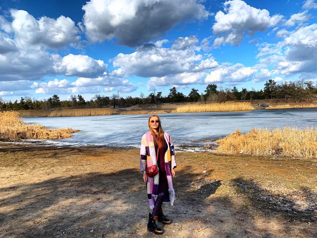 Буйство красок: Слава Каминская примерила яркий весенний образ