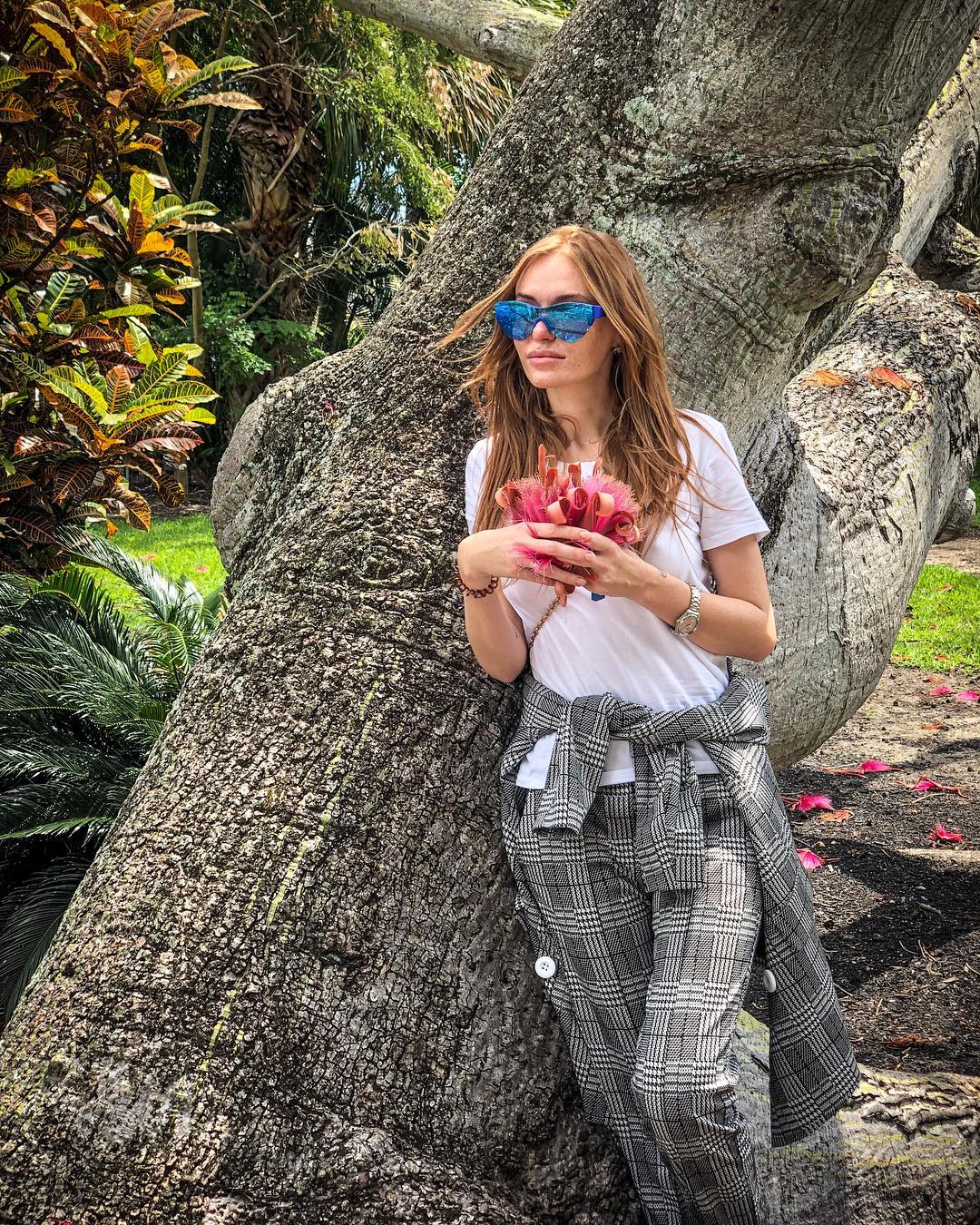 "Хочу тут жити": Слава Камінська в стильному вбранні прогулялася біля океану