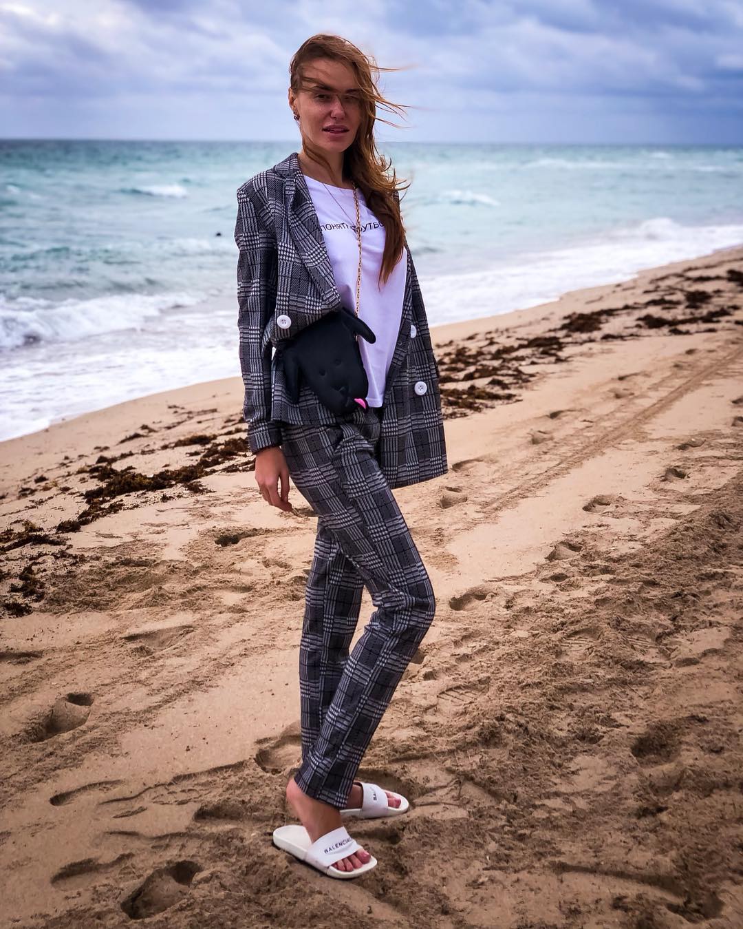 "Хочу тут жити": Слава Камінська в стильному вбранні прогулялася біля океану