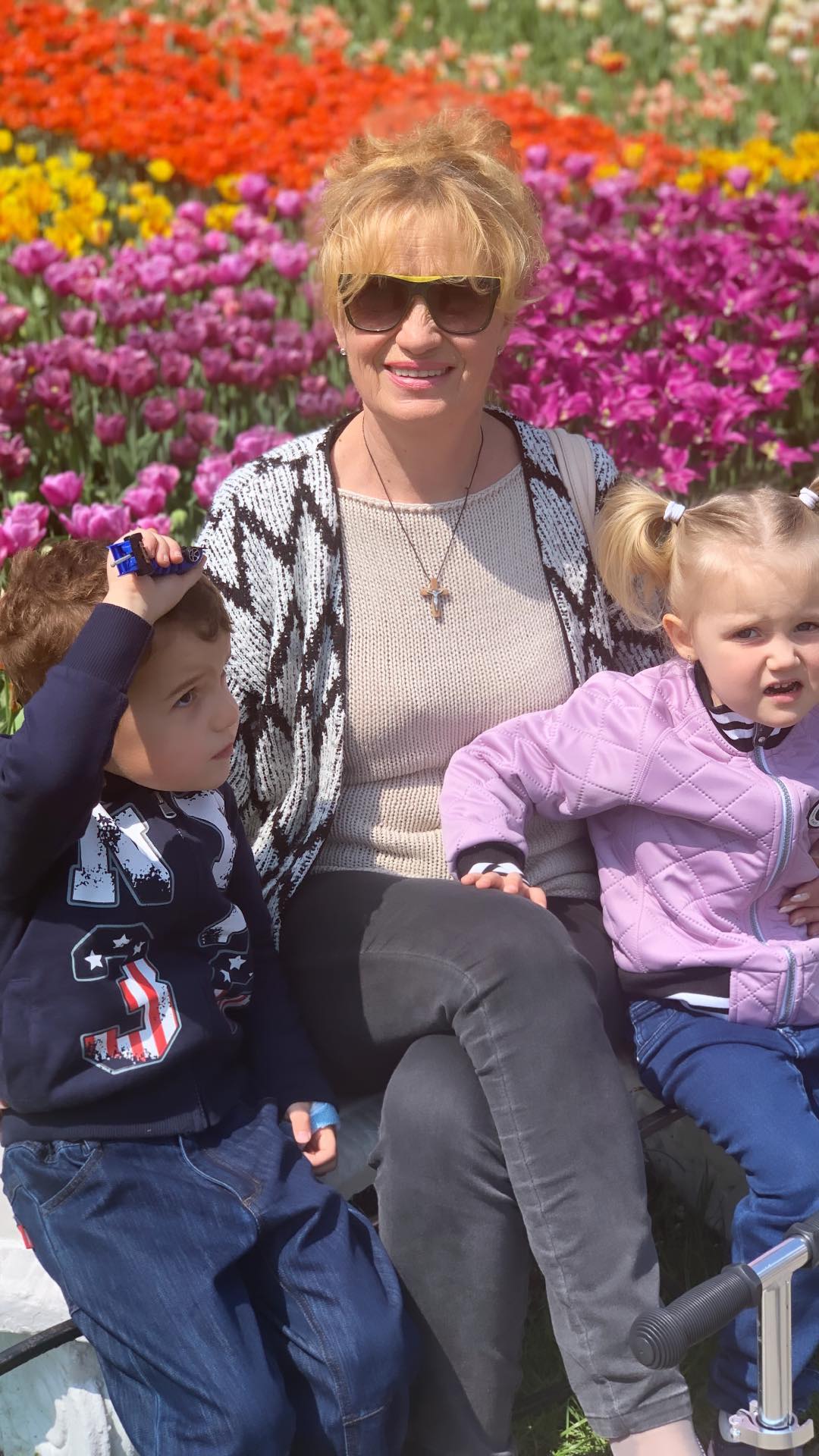 Самокати, кролики і кози: Слава з НеАнгелів умилила прогулянкою з мамою і дітьми