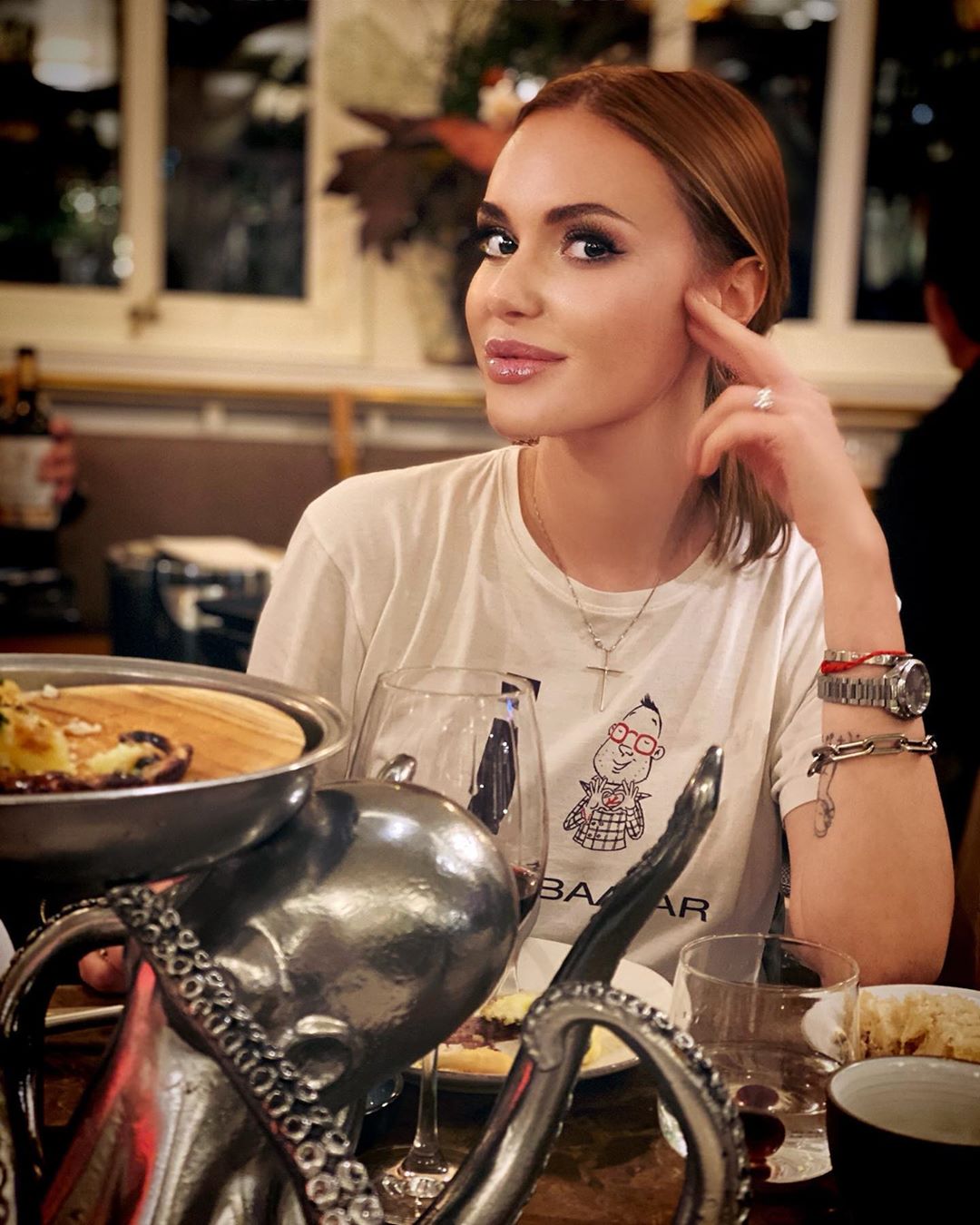 Проста і без понтів: Слава з НеАнгелів насолодилася іспанськими делікатесами