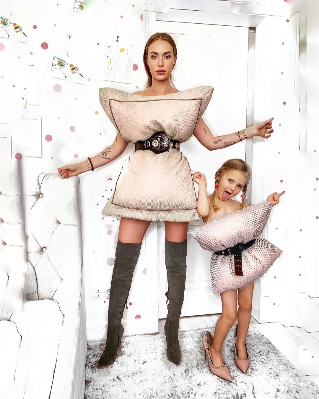 Стильно, модно, молодежно: Слава Каминская с дочкой похвастались трендовым луком с подушками