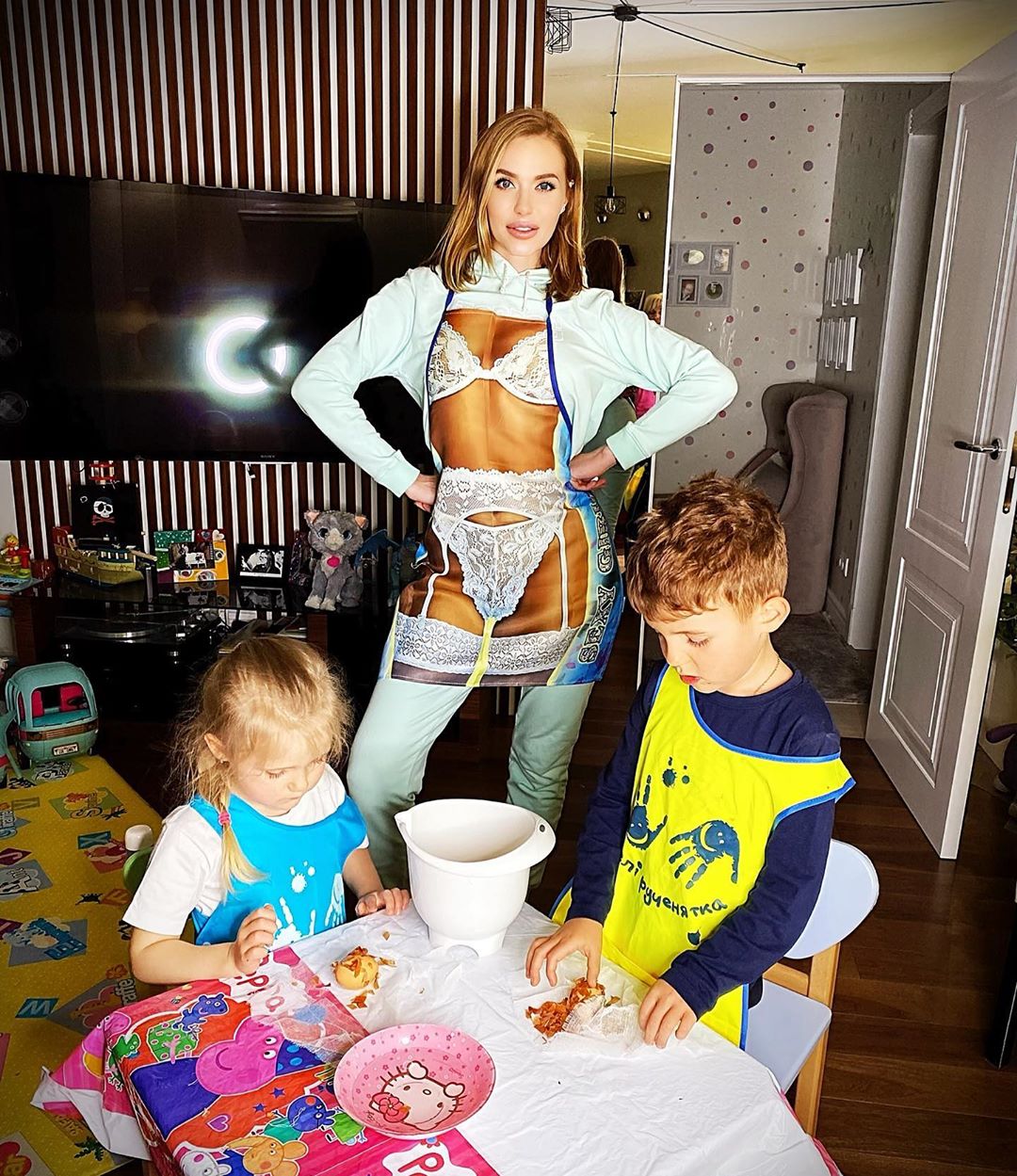 Командую молодими кулінарами: Слава Камінська показала, як готувалася з дітьми до Великодня