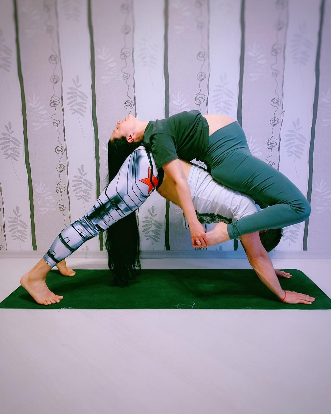 "Троє в йозі": Сергій Бабкін вразив спортивним фото з вагітною дружиною