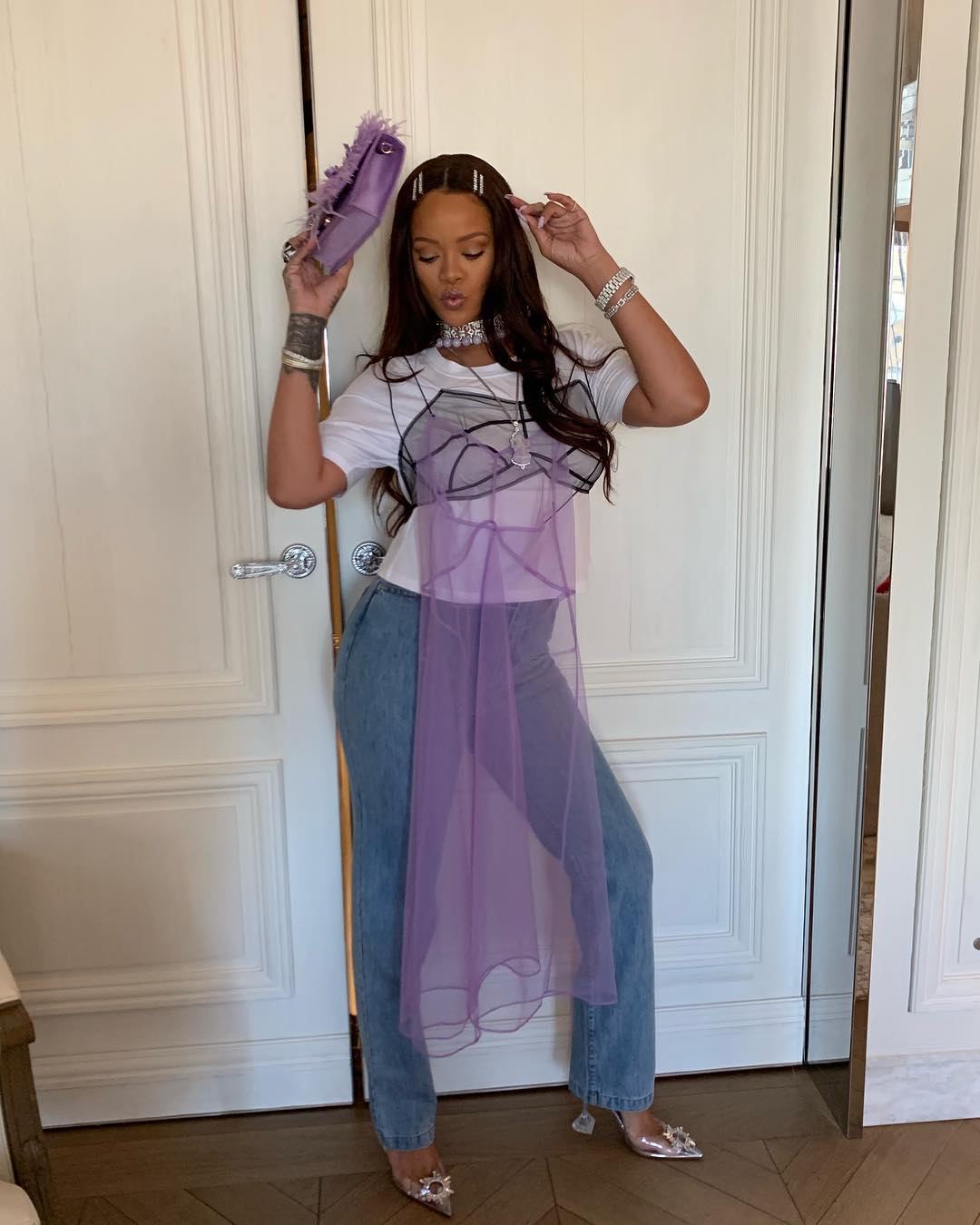 В джинсах и белье: Рианна вышла в свет в очередном экстравагантном наряде