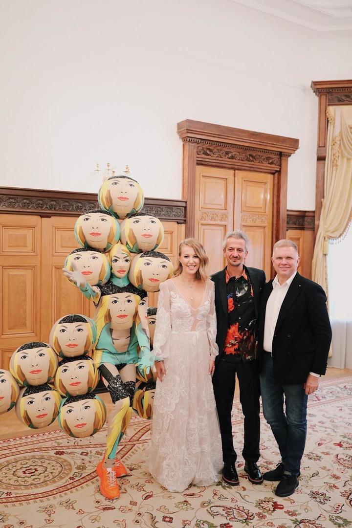 Біле плаття, браслети і катафалк: Ксенія Собчак виходить заміж (фото, відео)